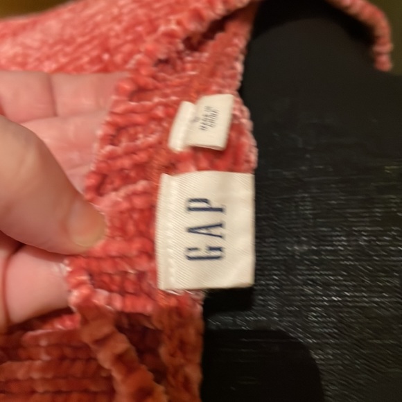 Super soft. Boxy fit. 23” length, v neck, 20” sleeve, 28” pit to pit - Picture 6 of 6